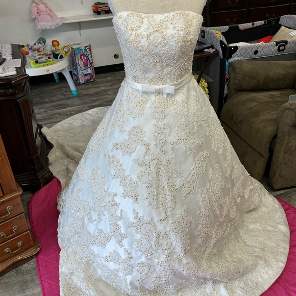 Private Collections Size 8 wedding dresses - Picture 1 of 6